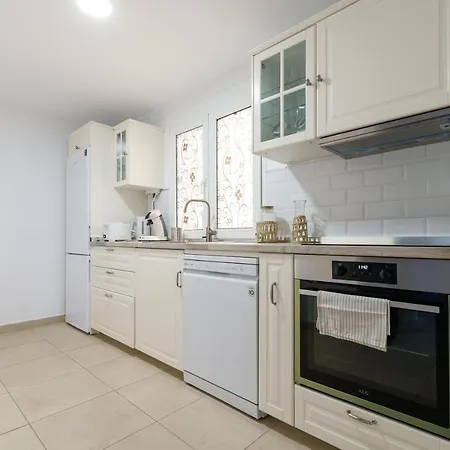 Chic Beachfront Flat With Amazing Sea Views And Private Indoor Parking Apartment