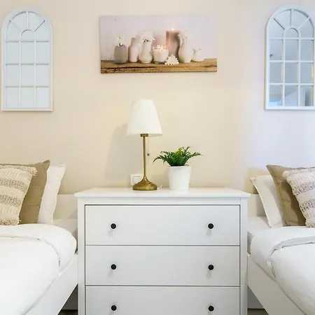 Apartman Chic Beachfront Flat With Amazing Sea Views And Private Indoor Parking *