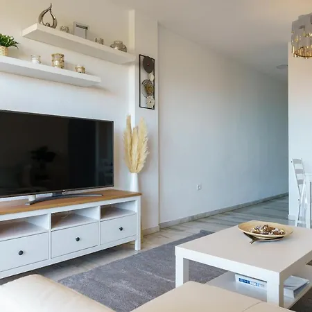 Chic Beachfront Flat With Amazing Sea Views And Private Indoor Parking Appartement Benalmádena