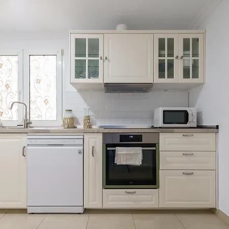 Appartement Chic Beachfront Flat With Amazing Sea Views And Private Indoor Parking *